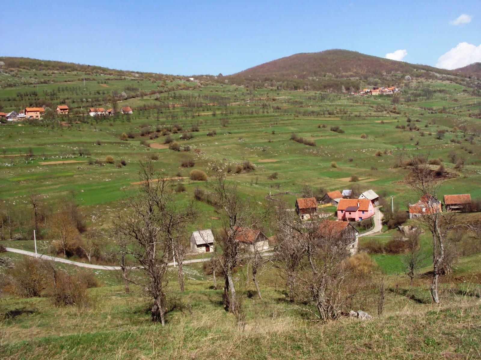 Vesnice Kuterevo a okolní venkovská krajina